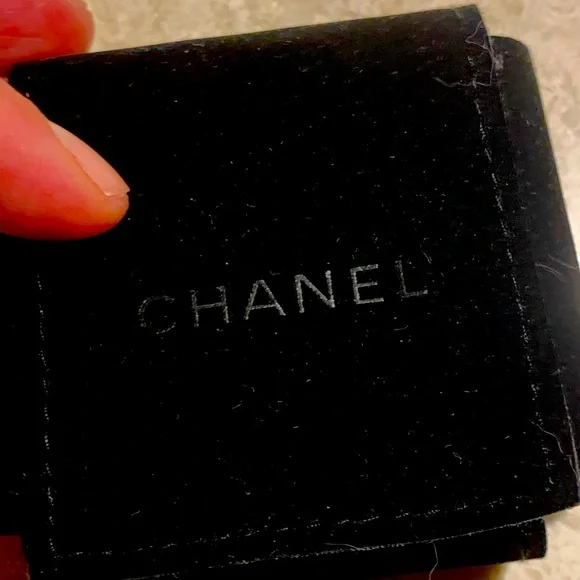 Elegant Gold and Red Stud Earrings authentic Chanel, brand new, must have! - Picture 4 of 5